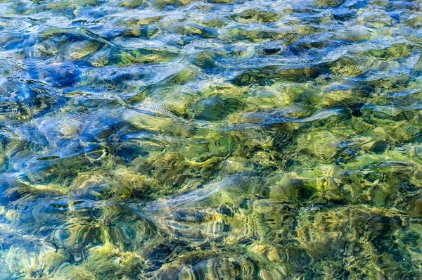 Текстура воды в плиточном бассейне. фон, природа . — стоковое фото
