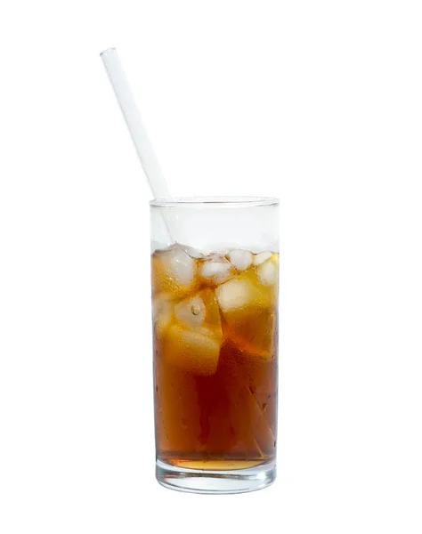 Vaso aislado de cóctel o té con vidrio bebiendo paja, hielo y limón. objeto, bebida . — Foto de Stock