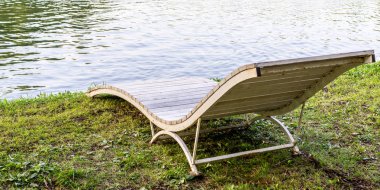 Orman göl kenarında şezlong. arka plan, yaşam biçimi