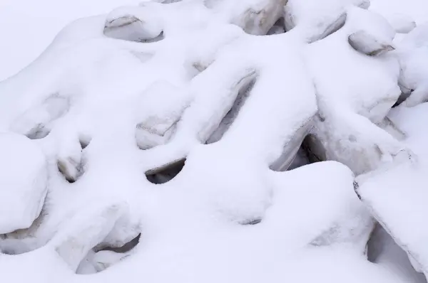 Pila Bloques Hielo Que Derriten Cubiertos Nieve Temporada Fondo Naturaleza —  Fotos de Stock