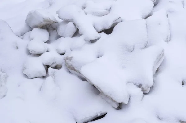 Pila Bloques Hielo Que Derriten Cubiertos Nieve Temporada Fondo Naturaleza —  Fotos de Stock