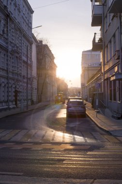 Şehir günbatımında sokak. arka plan, yaz