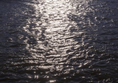 Akşam güneşi nehre sakinleştirmek su yansımalar. arka plan, doku, doğa