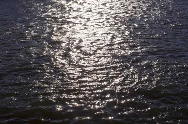 Spiegelungen Der Abendsonne Auf Dem Plätschernden Wasser Des Flusses Hintergrund — Stockfoto