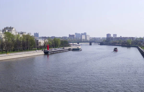 Rivier Stads Achtergrond Bij Lente Natuur Reizen — Stockfoto