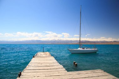 Göl: Issyk-Kul masmavi sularda iskelede yat