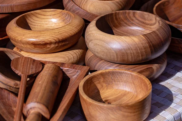 Wooden utensils. natural wood kitchen utensils - plates and supplies — Zdjęcie stockowe