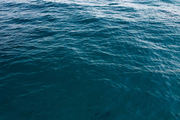 Mavili temiz su dokusu. Okyanusun ve denizin arkaplanı güneşle aydınlanıyor.. — Stok fotoğraf