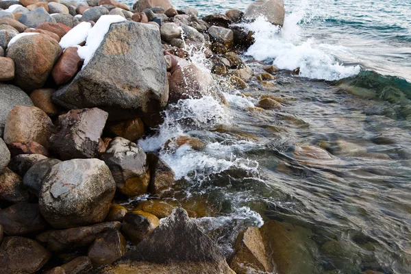 Steine am Meeresstrand. Almwintertag. klares Wasser und Sand. Kyrgyzstan, Issyk-kul-See — Stockfoto