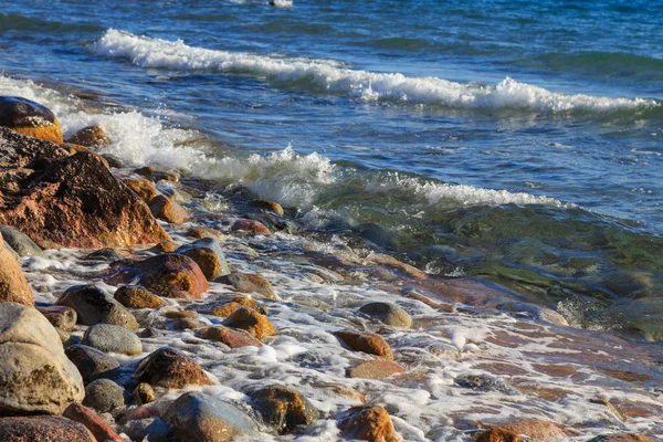 Pedras na praia do mar. Dia de inverno de pastagem. Água limpa e areia. Quirguizistão, Lago Issyk-Kul — Fotografia de Stock