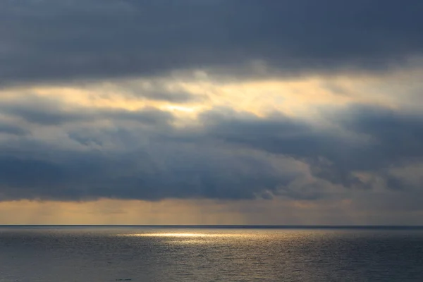 Jasne cumulus chmury nad błękitnym niebem. Zachód słońca niebo Naturalne tło. krajobraz morski — Zdjęcie stockowe