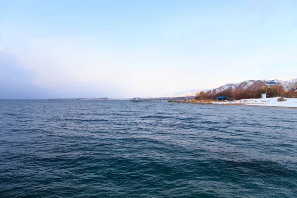 Winter beach. Blue clear sea water. View from the sea to the shore. Kyrgyzstan — Stock Photo, Image