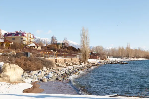 Téli strand. Kék tiszta tengervíz. Kilátás a tengertől a partra. Kirgizisztán — Stock Fotó