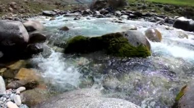 Dağdaki azgın nehirde su. Taşların ve suyun güzel doğal arkaplanı.