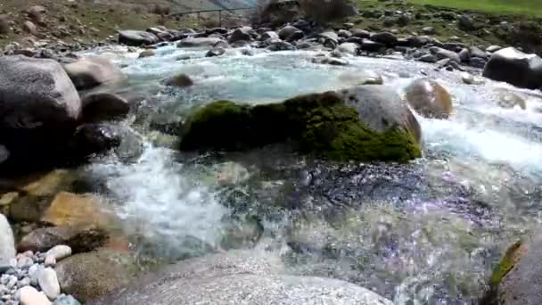 Water Woedende Rivier Prachtige Natuurlijke Achtergrond Van Stenen Water — Stockvideo