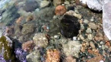 Dağdaki azgın nehirde su. Taşların ve suyun güzel doğal arkaplanı.