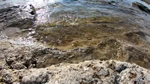 Mavili Temiz Dokusu Kıyı Dalgaları Temiz Kum Okyanusun Arka Planı — Stok video