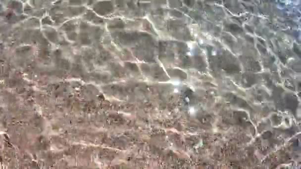 Jasna Tekstura Wody Kolorze Niebieskim Linia Przybrzeżna Czysty Piasek Tło — Wideo stockowe