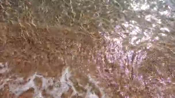 Textura Água Clara Azul Linha Ondas Costeiras Areia Limpa Fundo — Vídeo de Stock