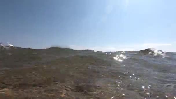 De l'eau claire. fond sous-marin avec fond marin sablonneux .