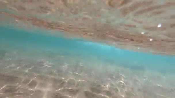 水を抜け砂の海底を持つ水中背景 — ストック動画