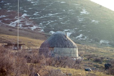 Asya halklarının eski meskeni bir yurttur. Kışın dağlarda.