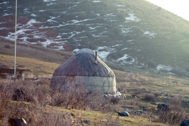 Asya halklarının eski meskeni bir yurttur. Kışın dağlarda.