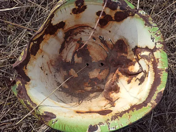 Una Vieja Placa Metal Oxidado Con Marcas Bala Deportes Tiro — Foto de Stock