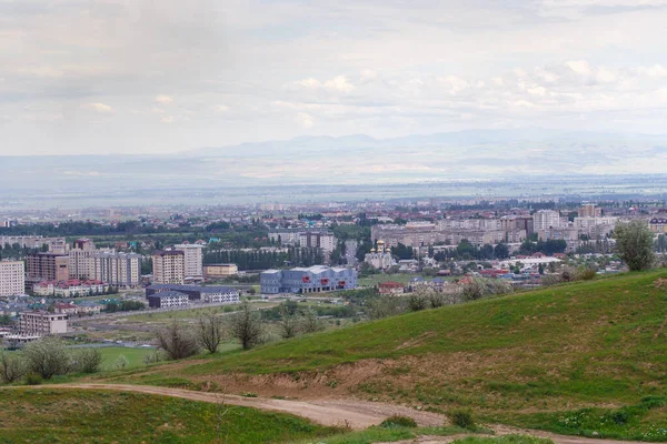 Вид Город Горы Летний Пейзаж Кыргызстан Бишкек Здания Архитектура — стоковое фото