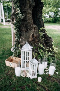 alan beyaz ahşap mum lambalar ve çiçeklerle süslenmiş