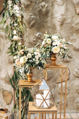 açık hava düğün alan whith gül çiçekler, mumlar, okaliptüs dekore edilmiş