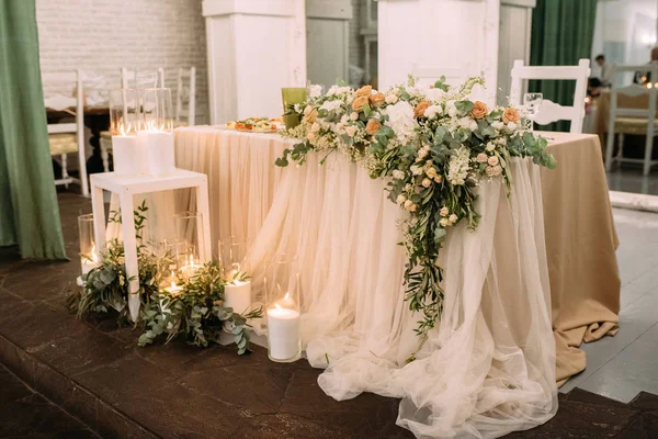 Table de mariage avec décorations et roses — Photo