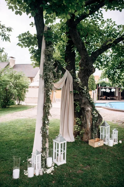 beyaz düğün kemer ahşap mum lambaları ve flowersa ile dekore edilmiş alan