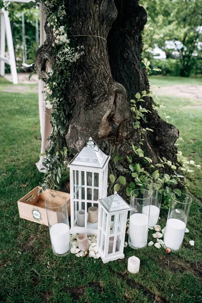 alan beyaz ahşap mum lambalar ve çiçeklerle süslenmiş