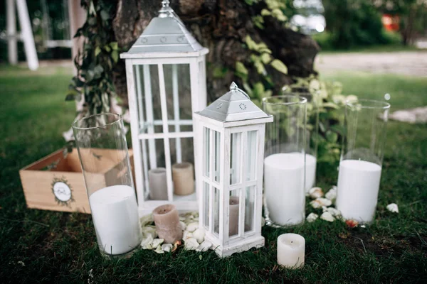 Gebied met witte houten kaars lampen en bloemen versierd — Stockfoto