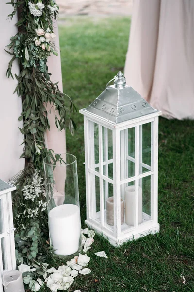 Zone décorée avec des lampes à bougie en bois blanc et des fleurs — Photo