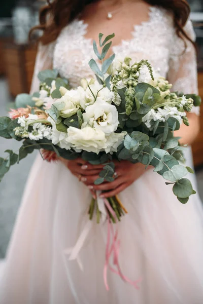 Mãos de noiva com buquê de casamento — Fotografia de Stock