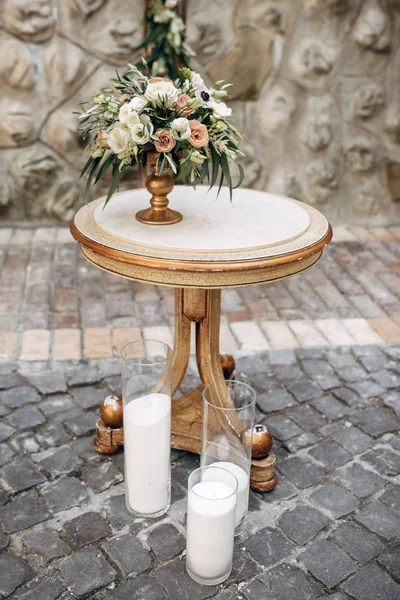 装饰户外婚礼地区蒙山玫瑰鲜花、 蜡烛、 桉树 — 图库照片