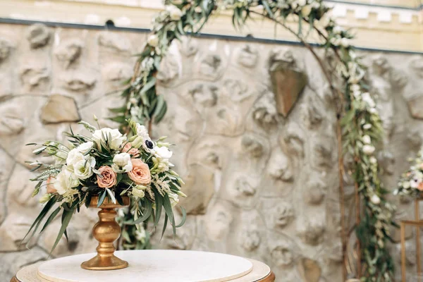 Decorado ao ar livre área de casamento whith rosa flores, velas, eucalipto — Fotografia de Stock