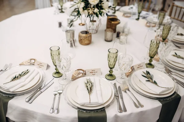 Beyaz düğün tablo dekore edilmiş çiçekler ve okaliptüs, tabak, bardak