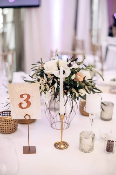 Mesa de casamento branca decorada com flores e eucalipto, pratos, copos — Fotografia de Stock
