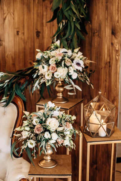 Прикрашена відкрита весільна зона з трояндовими квітами, свічками, евкаліптом — стокове фото