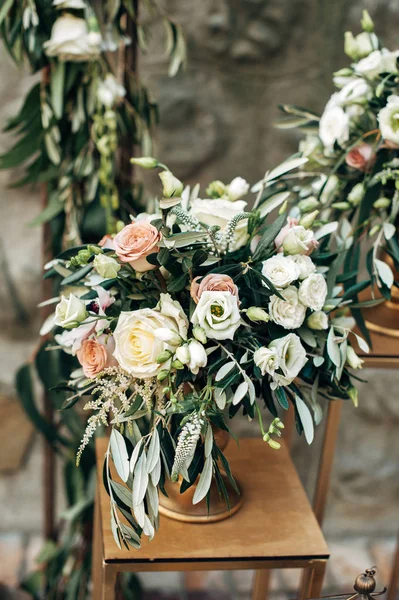 Украшенная открытая свадебная зона с цветами роз, свечами, эвкалиптом — стоковое фото