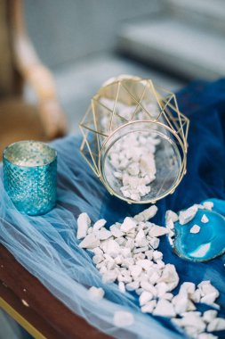 İki açık havada akşam yemeği için stil boho süslemeleri