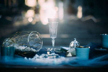 İki açık havada akşam yemeği için stil boho süslemeleri