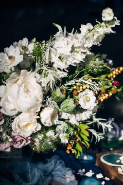 akşam yemeği dekore stil boho iki ahşap Resepsiyon ile beyaz çiçekler ve şamdanlar bir buket