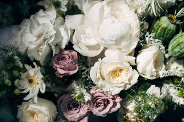 akşam yemeği dekore stil boho iki ahşap Resepsiyon ile beyaz çiçekler ve şamdanlar bir buket