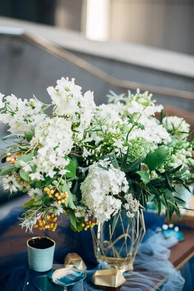 Cena decorada en el estilo boho para dos personas con escritorio de madera, un ramo de flores blancas y candelabros —  Fotos de Stock