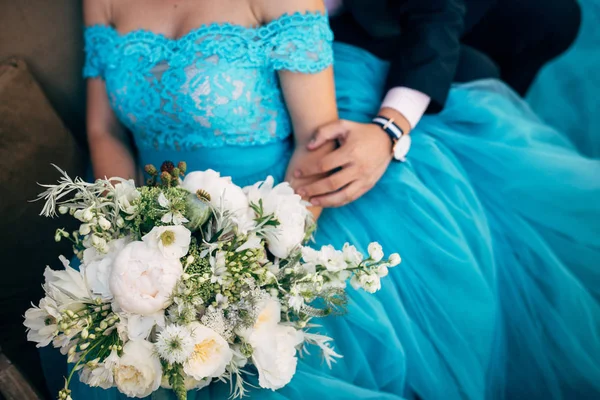 Mains serrant la mariée et le marié et un beau bouquet de mariage de fleurs blanches — Photo