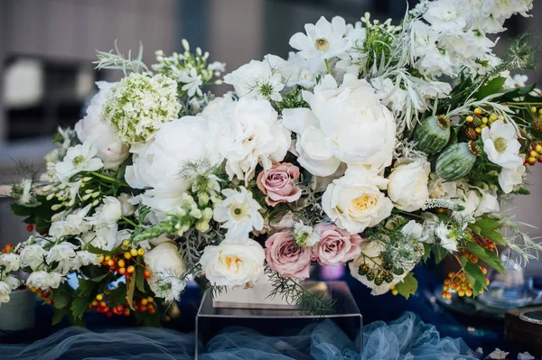 Večeře zařízené v boho stylu pro dva s dřeva stůl, dvě křesla, kytice z bílých květů a svícny — Stock fotografie